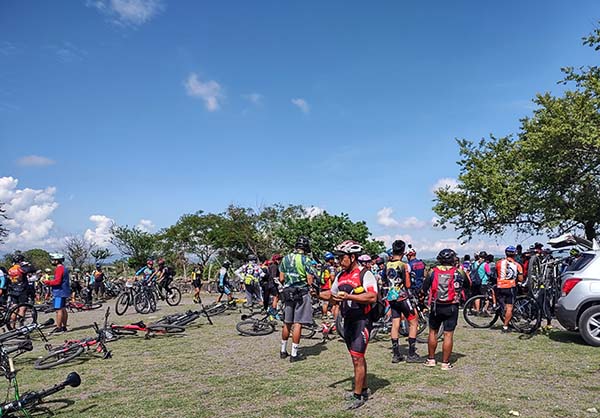 Escala para hidratación al pié del Cerro el Chumil. 3ers edición Grupo Los Rueda Solos. Grupo FitFat Bikers