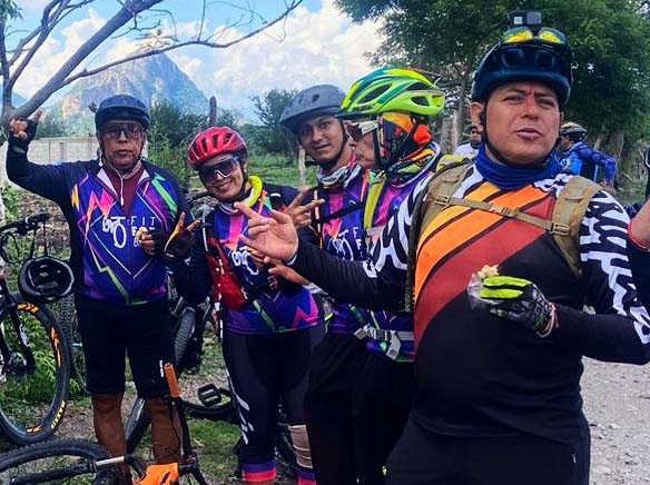 Grupo FitFat Bikers en escala para hidratación al pié del Cerro del Chumil, Jantetelco Morelos, 3er. aniversario Los Rueda Solos