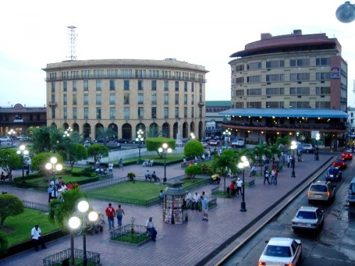 CIUDAD DE TAMPICO. Centro Histórico: Jardín principal o Plaza de la Libertad. Izquierda Edificio la Luz y Hotel