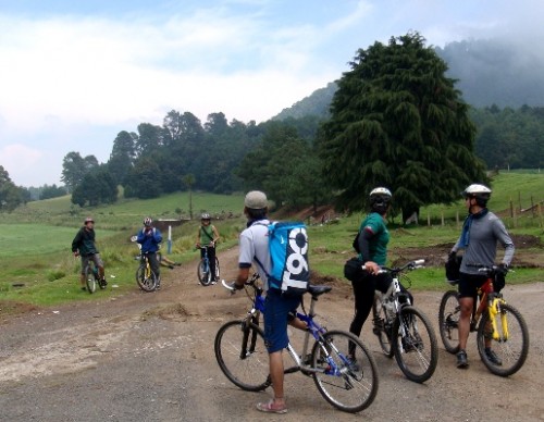 Un km.atrás terminó la ciclovía, e inicia  terracería. Encontramos otro grupo de ciclistas de la UNAM que también irán a Tepztlán por la misma ruta