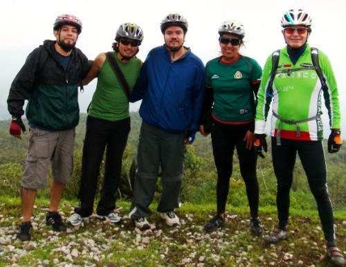 Profesionistas de diversas carreras egresados de la UNAM, practicando el ciclismo de montaña