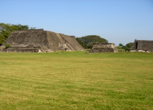 La zona arqueológica tiene 12 sistemas amurallados, lo visible tiene una extensión de 75 000 m2
