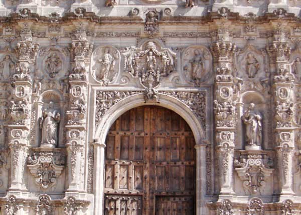 Fachada del Templo San Francisco Javier de tipo barroco Churrigeresco, Tepotzotlán Pueblo Mágico Estado de México. Cicloturismo Biciperros