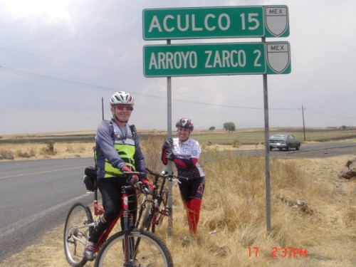 Abi y Reynaldo rumbo a Aculco, 15 km.