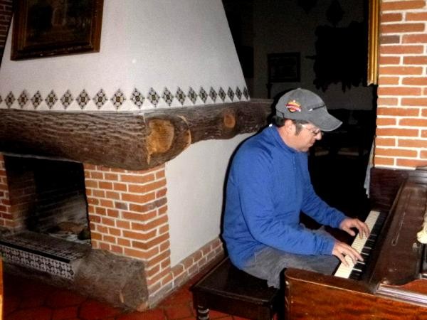 Hacienda La Laguna y cicloturista al piano. Estado de Tlaxcala