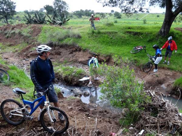 Cruce de arroyo ruta MTB Hacienda Xochuca-Tlaxco, Estado de Tlaxcala