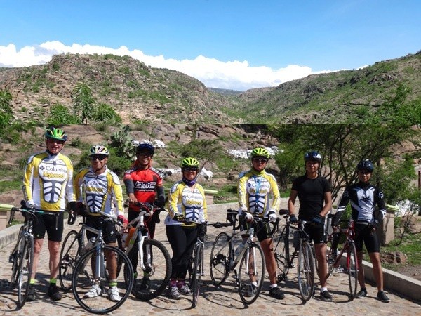 Cicloturistas en la rodada Rincón de Romos-Boca del Túnel, ruta Ejido Morelos, Estado de Aguascalientes