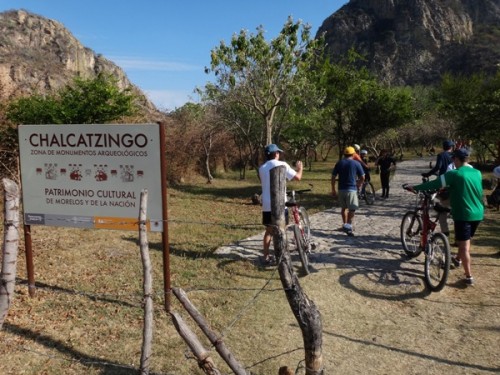 Cicloturistas en la entrada a la Zona Arqueológica de Chalcatzingo, Estado de Morelos