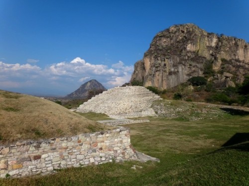 Pirámide circular de la Zona Arqueológica de Chalcatzingo Estado de Morelos. Cicloturismo México