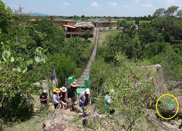 Cabañas, puente colgante, senderistas y señal de flechas ruta a las titolesas, Cerro del Chumil, Jantetelco Estado de Morelos