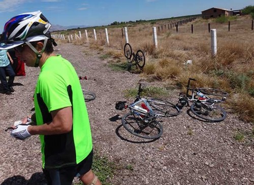Pinchadura de llanta de bici en entronque carretera Lázaro Cárdenas-Chihuahua