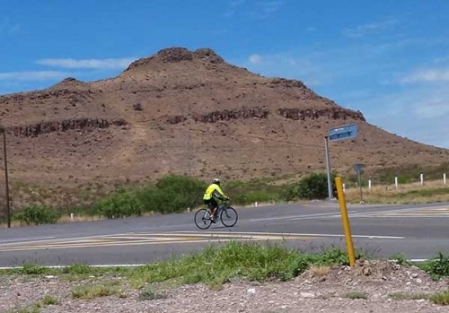 Ciclista rumbo a la Sierra Santo Domingo, ruta Delicias-Chihuahua