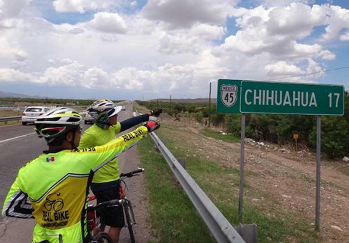Cicloturistas, ya casi llegamos a Chihuahua, faltan 17 km.  ruta Delicias-Chihuahua