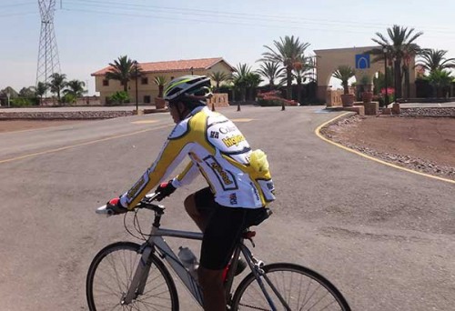 Cicloturista en carretera Gómez Palacio.-Bermejillo Durango