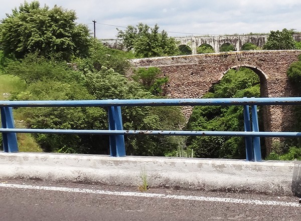 Panorámica del puente nuevo, puente viejo y arcos del acueducto del camino a Tecajec, municipio Yecapixtla, Estado de Morelos. Senderismo rural en México