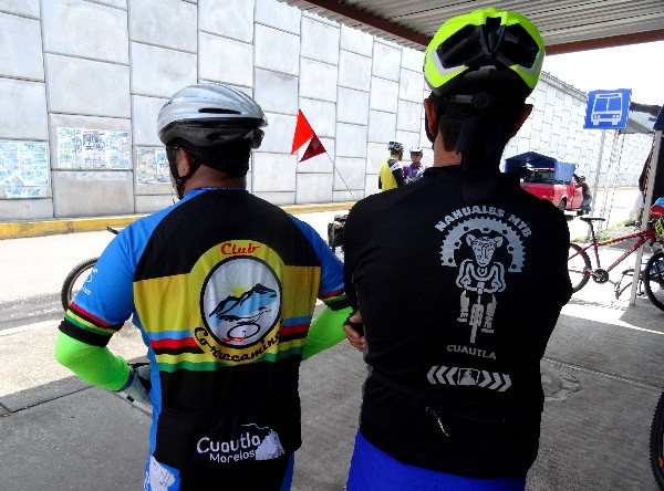 Ciclistas del grupo Correcaminos y Nahuales MTB en Amayuca Morelos que acompañaron integrantes de la Ruta Chichimeca 2017