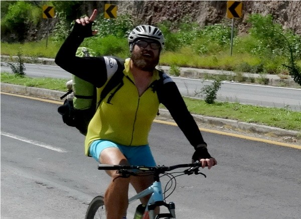 C) Ciclista de Zacatecas acompañando a la Ruta Chichimeca 2017, por varios estados. Tramo Cuautla-Izúcar