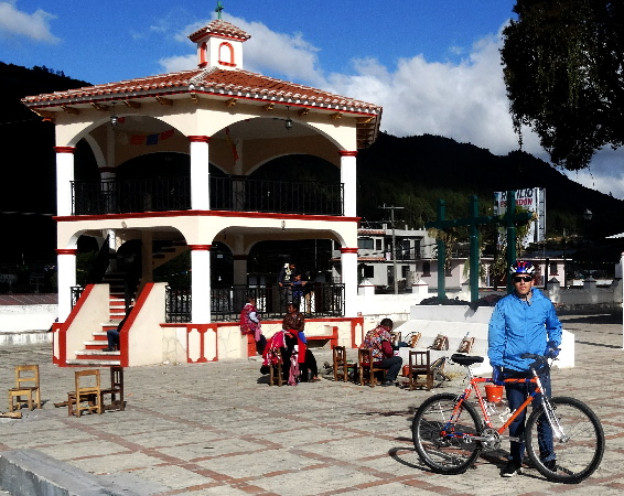 Cicloturista y Kiosco de Zinacantán Chiapas 2017