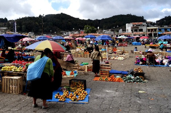 Gran plaza de San Juan Juan Chamula, sitio en que se realiza mercado,  reuniones políticas y ceremonias religiosas. Chiapas México, 2017