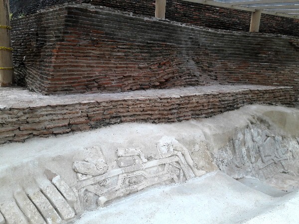 Comalcalco zona arqueológica, construciones de ladrillos prehispánicos a falta de piedras. Cicloturismo 2018