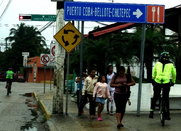 Cicloturistas en la entrada a Ciudad Paraiso estado de Tabasco, 2018