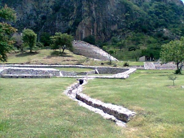 Zona Arqueol+ogica de Chalcatzingo, basamentos, juego de pelota y pirámide. Municipio Jantetelco, Estado de Morelos. Senderismo México en fotos