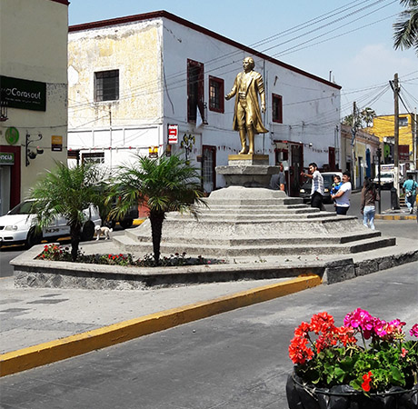 Monumento a Hidalgo en la calle del mismo nombre. Atlixco de las Flores, Estado de Puebla. Senderismo Mexico