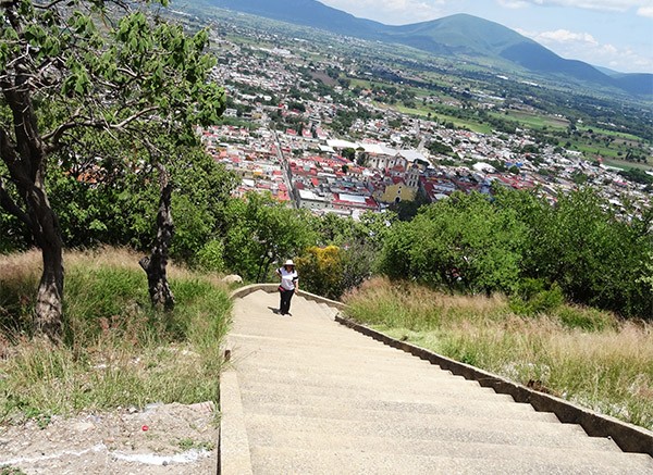 Camino de escaleras para llegar a la cima del Cerro y Ermita de San Miguel, Atlixco Pueblo Magico del Estado de Puebla, Mexico. Senderismo urbano