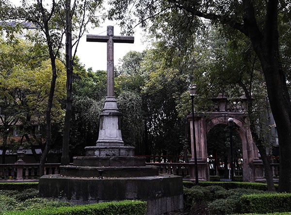 Cruz Atrial del Jardín de Santiago, Nonoalco-Tlatelolco Alcaldía Cuauhtémoc, Cd. de México, senderismo urbano cultural