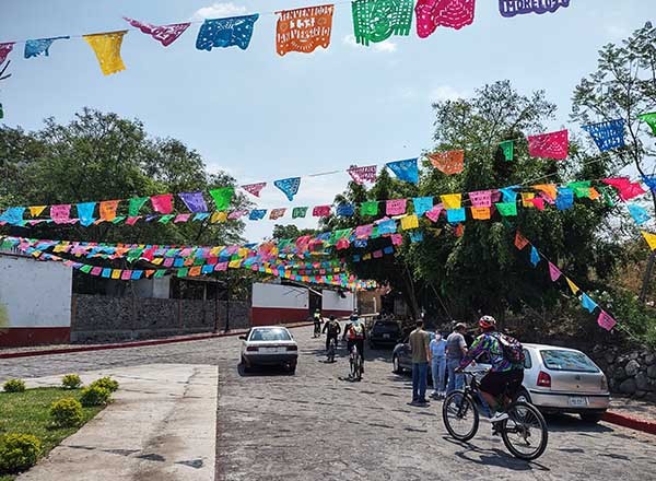 Ciclistas MTB en Zacualpan rumbo al Hotel SPA La Casa de los Árboles, EStado de Morelos