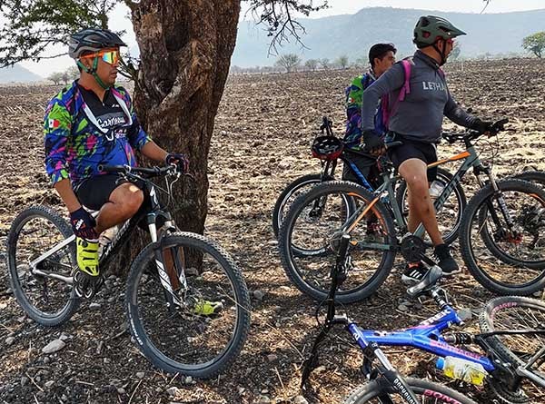 Ciclistas MTB en la cima de la Barranca, Ciclismo MTB  Grupo FitFat Bikers Jonacatepec Morelos, tramo Huitzililla-Atotonilco