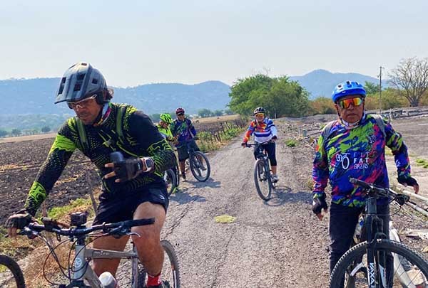 Cerca de la pista de Paracaidismo de Cuautla Morelos.  Grupo FitFat Bikers Jona