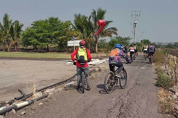 Extremo de la pista de Paracaidismo de Cuautla Morelos y  Grupo FitFat Bikers, rumbo a Huitzilla y a la Barranca