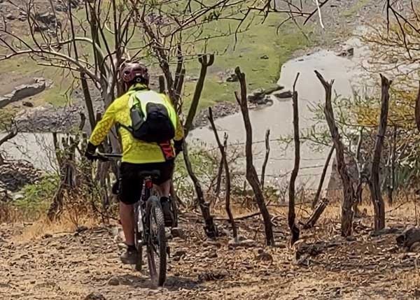 Ciclista MTB en descenso por barranca rumbo a la Laguna Coyehucan-Atlántida, Estado de Morelos. Grupo FitFat Bikers