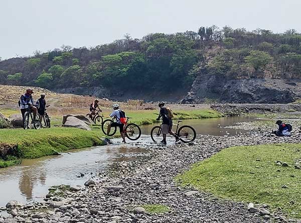 Ciclismo MTB, cruce de arroyo, Laguna Coyehucan-Atlántida, Estado de Morelos. Grupo FitFat Bikers