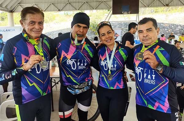 FitFat Bikers con sus medallas al terminar el 4to. Reto MTB de Tehuixtla Estado de Morelos. Tranx Bike