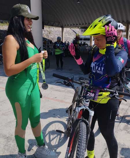 Entrega de medalla a ciclista MTB del grupo FitFat Bikers al término del 4to. Reto en Tehuixtla Morelos. Tranx Bike