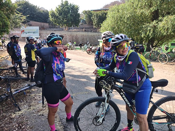 En Los Sauces grupo FitFat Bikers, ruta al ejido El Limón, Tepalcingo Morelos
