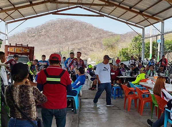 Bienvenida a los ciclistas MTB y comida en la comunidad de El Limón, Tepalcingo Moreos. 11 marzo 2023