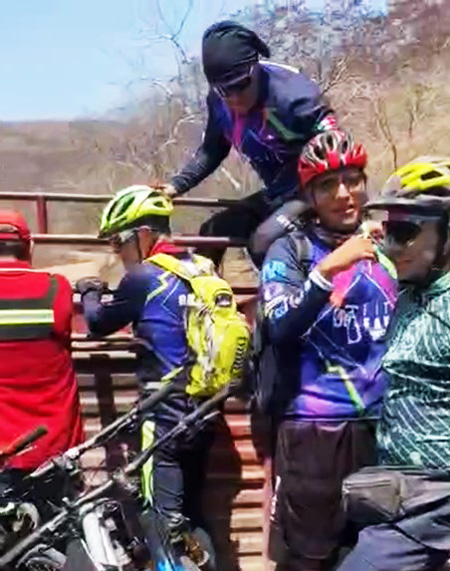 Ciclistas MTB en barredorra, regreso El Limón-Huitchila, Teplacingo Morelos (1)