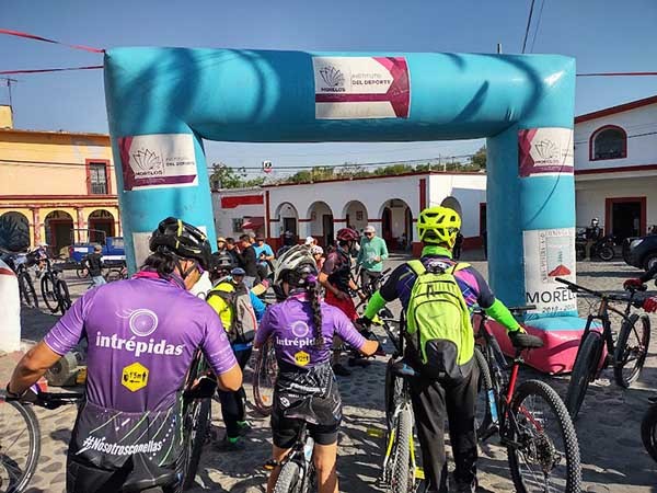 Ciclistas MTB participantes en la rodada con Belem Guerrero en Zacualpan Estado de Morelos