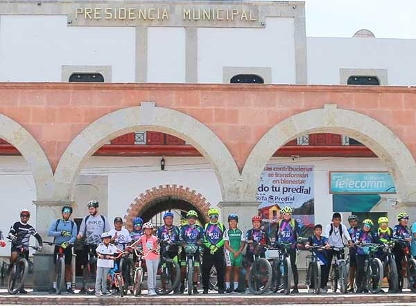 Presidencia Municipal de Zacualpan y ciclistas MTB en los arcos al fin de la rodada con Belem Guerrero M. Estado de Morelos.