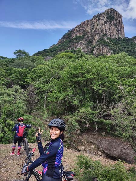 (1) Ciclista MTB del grupo FitFat Jonacatepec en el circuito del Cerro el Chumil, cara posterior. Ruta  3ra edición de Rueda Solos. Jantetelco Estado de Morelos